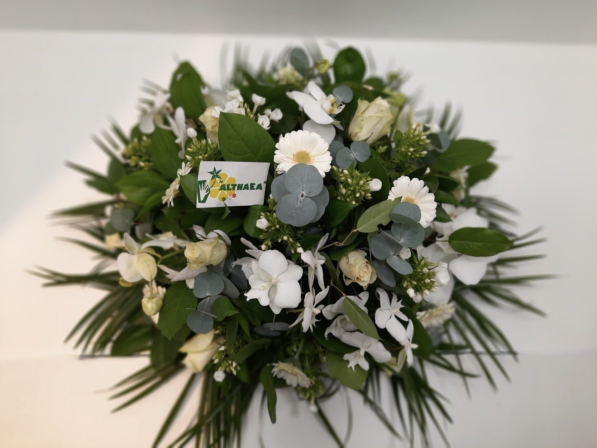 Rond bloemstuk rouwwerk met witte bloemen bij Althaea Bloemsierkunst