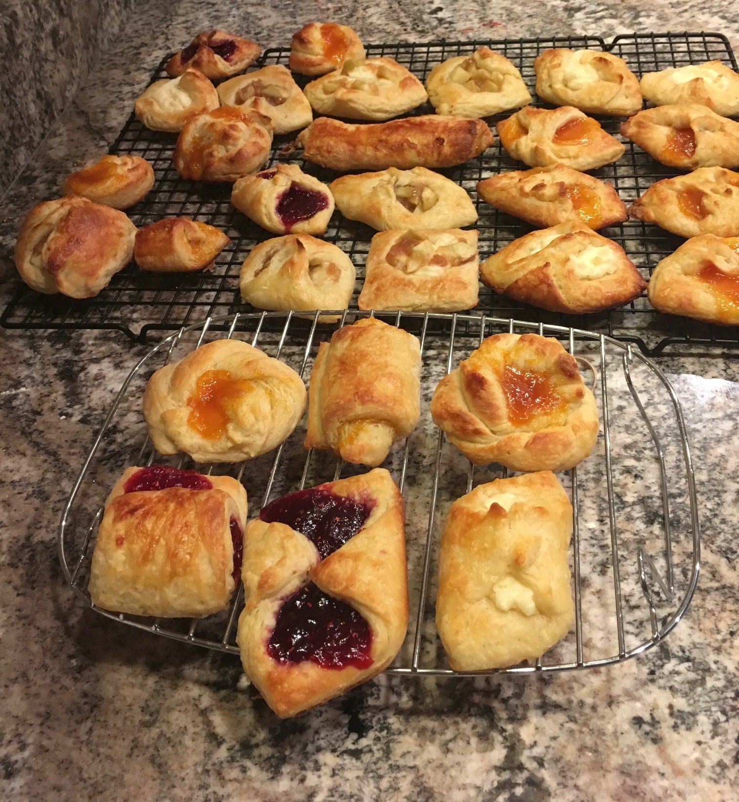 A bunch of pastries are sitting on a cooling rack