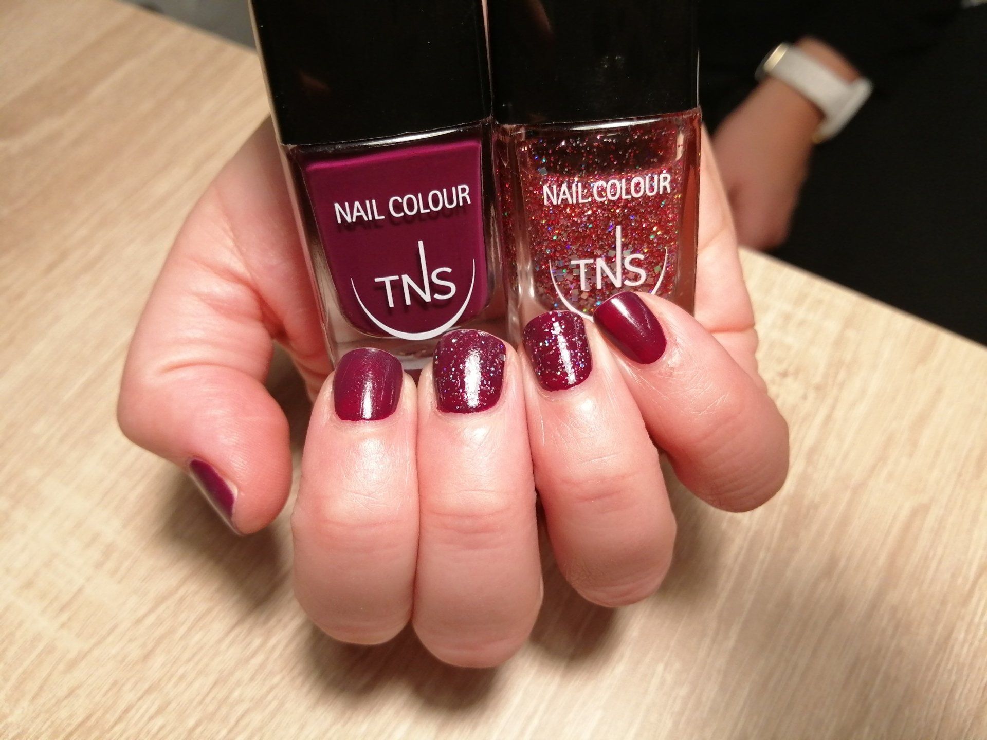 smalto rosso con glitter