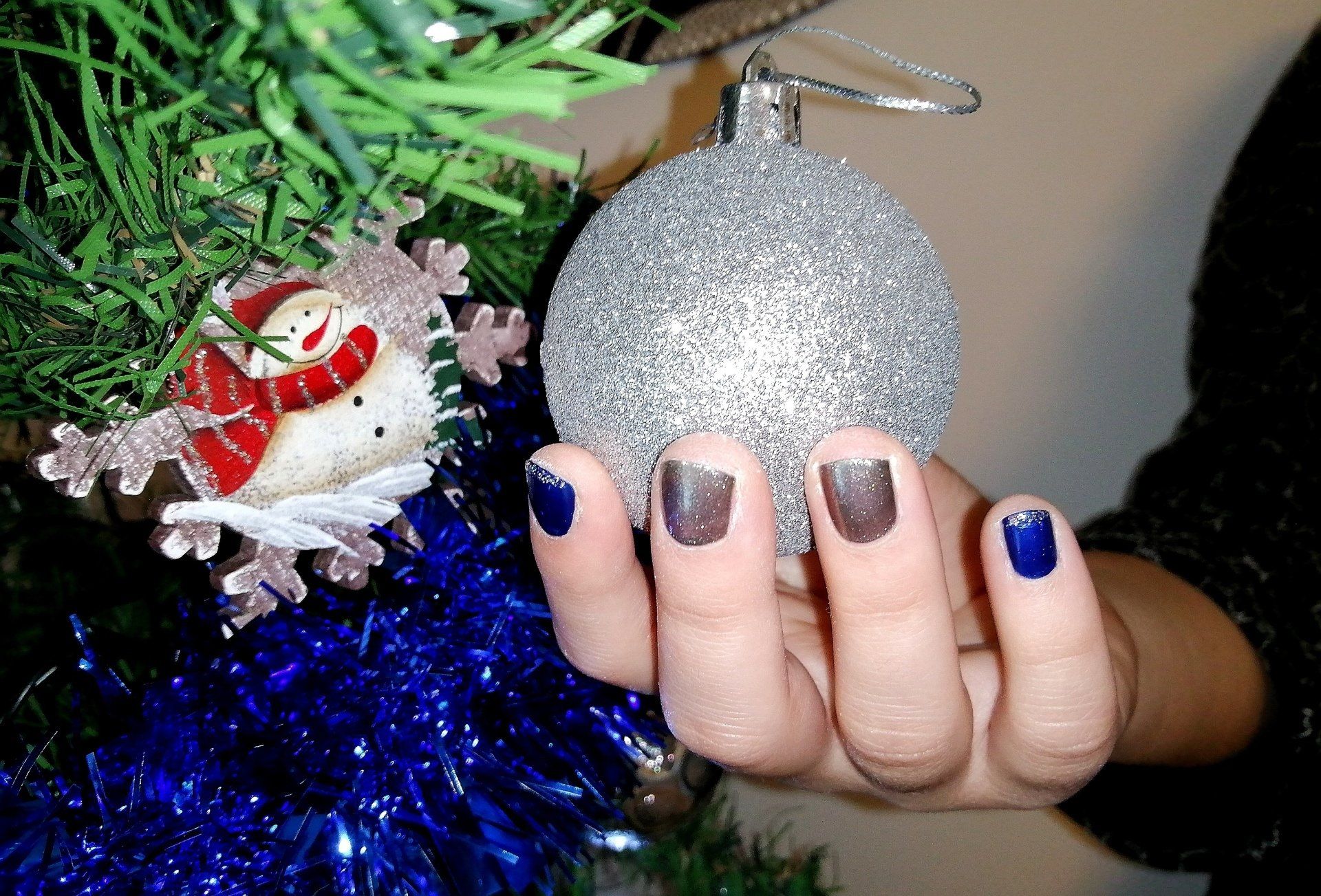 manicure con smalto colorato