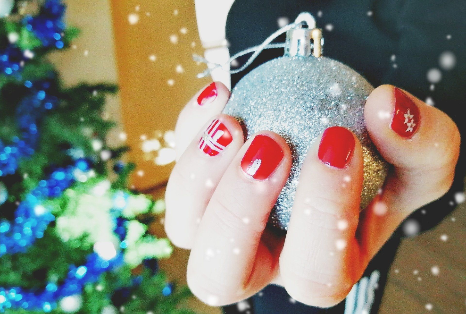 manicure con smalto rosso