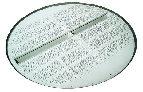 Auf einem Tisch liegt ein runder Gegenstand mit einem Muster.