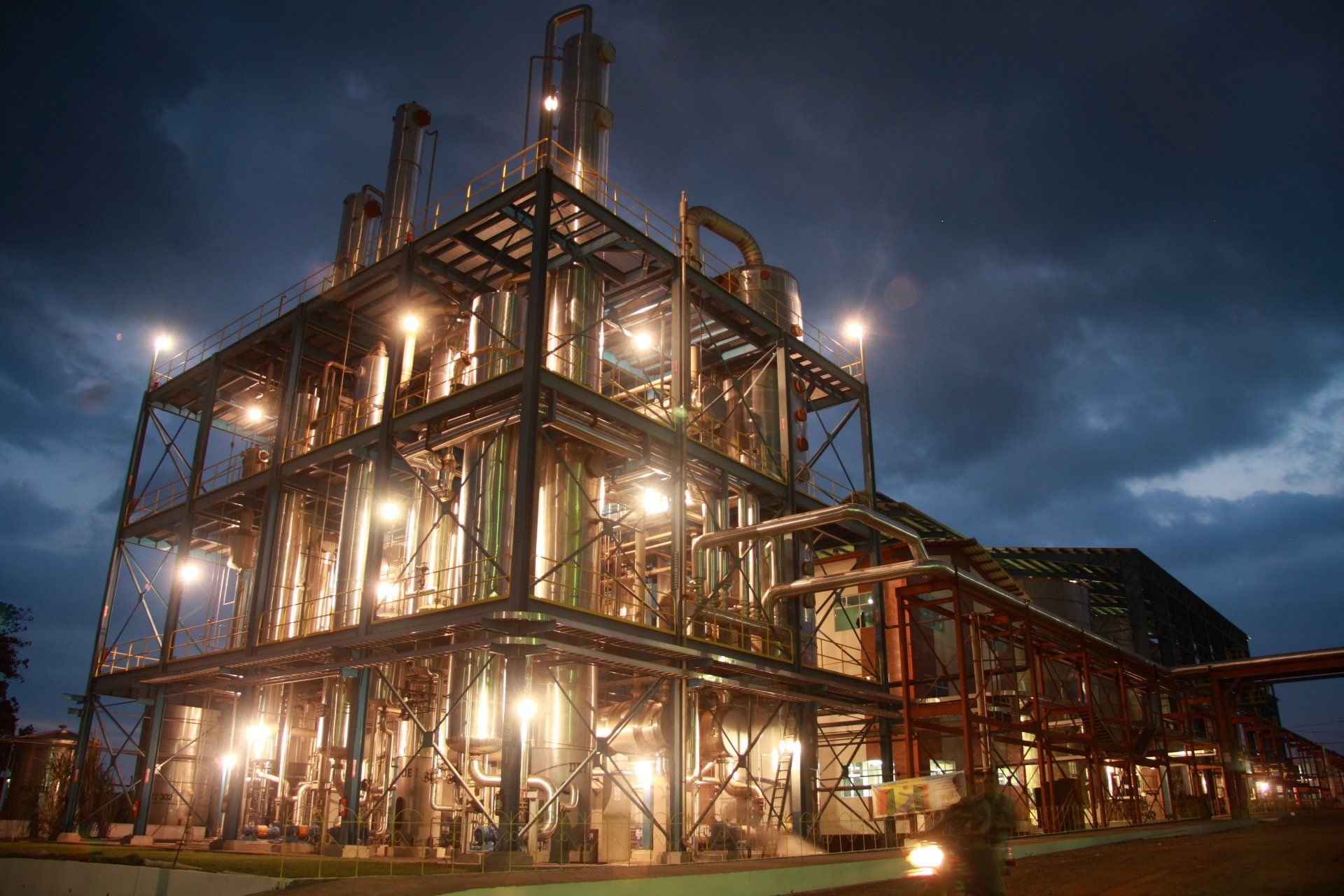 Eine große Industrieanlage ist nachts beleuchtet.