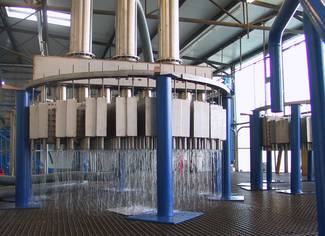 Eine große Maschine, aus der viel Wasser kommt