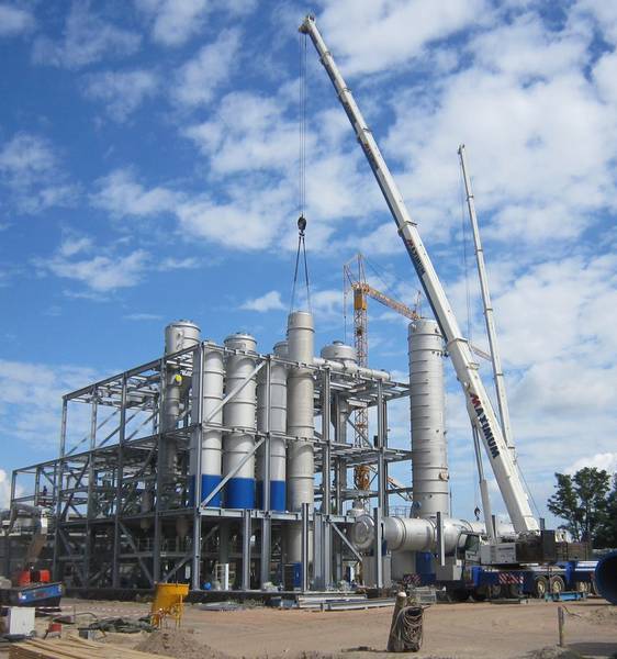 Ein großer weißer Kran mit dem Wort Komatsu darauf