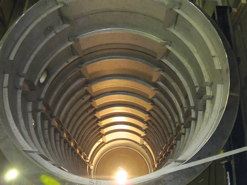 Eine Wendeltreppe mit einem Licht am Ende