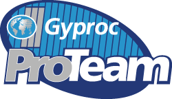 Het Gyproc ProTeam-logo: een blauwe ovaal met verticale lijnen, een wereldbolpictogram en de witte en grijze tekst 
