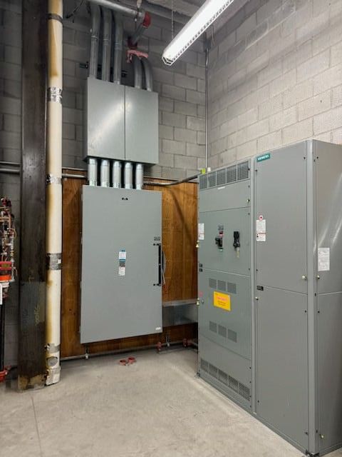 Une pièce avec beaucoup de boîtiers électriques sur le mur