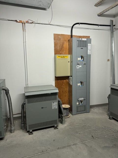 Une pièce contenant beaucoup d'équipements électriques