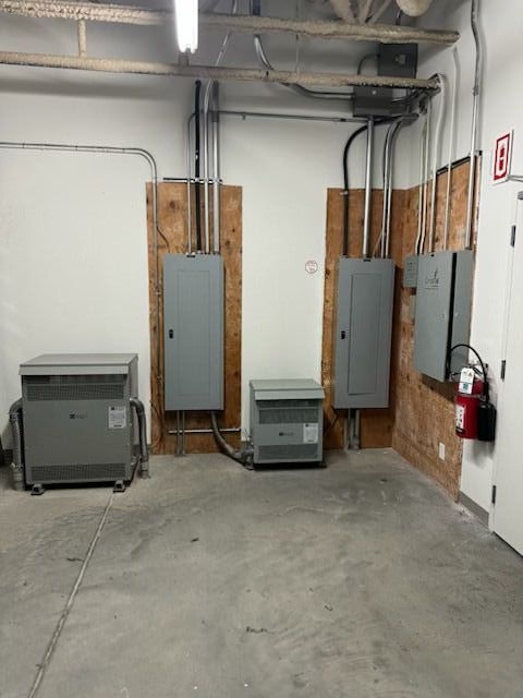 Une pièce avec des boîtiers électriques et un extincteur