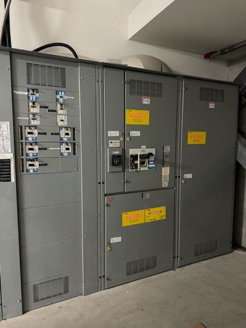 Un tas de panneaux électriques sont alignés dans une pièce