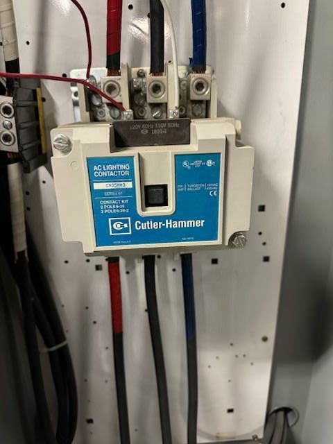 Un boîtier électrique Catler-Hammer est connecté à un mur
