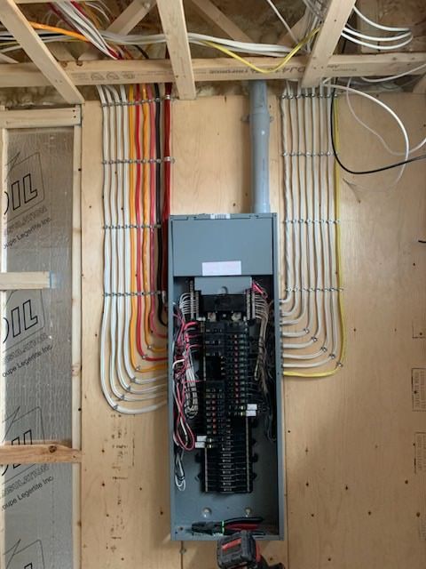 Une boîte électrique avec beaucoup de fils qui en sortent.