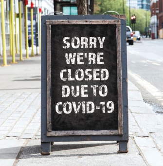 A sign that says sorry we 're closed due to covid-19