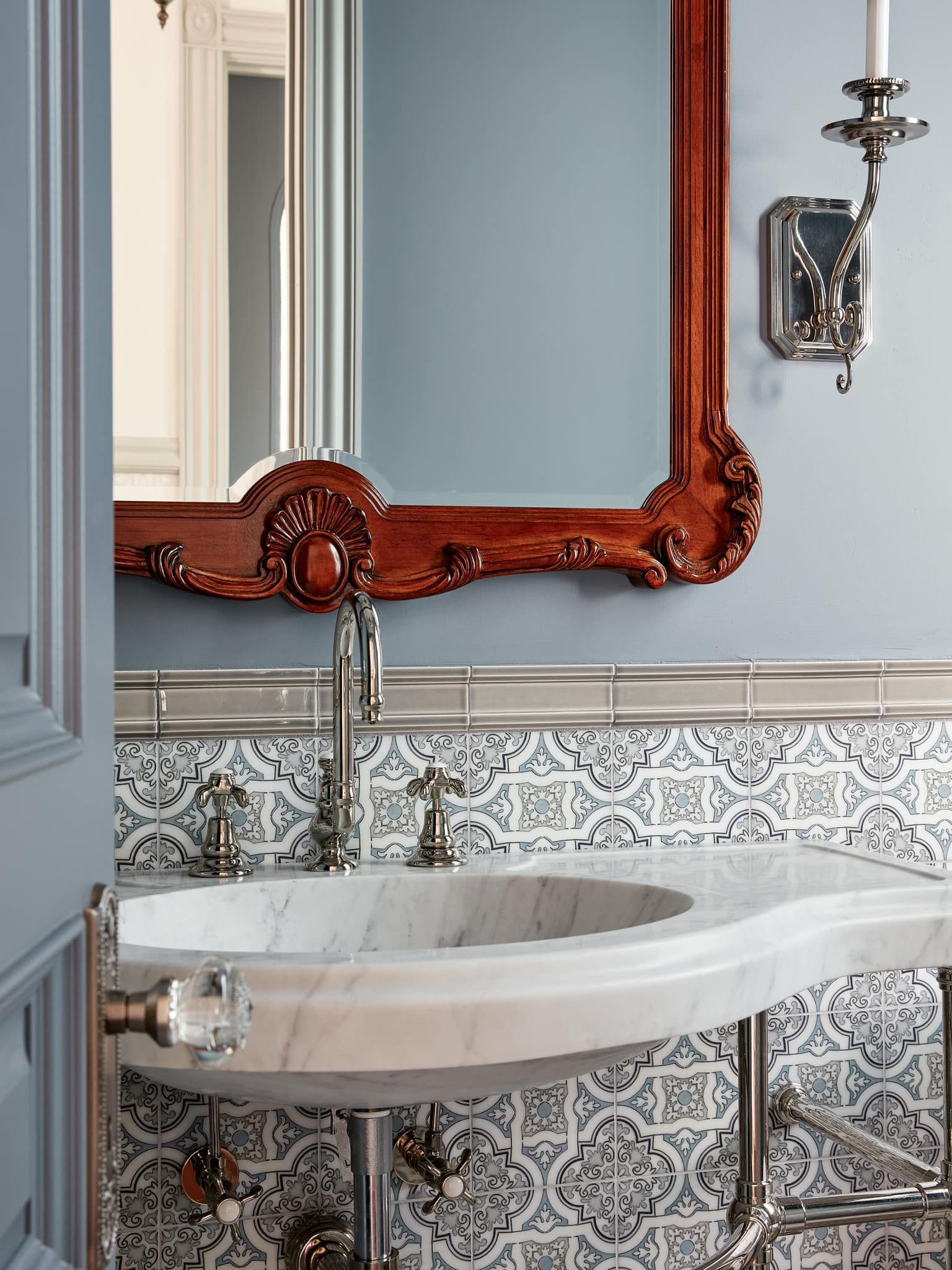 A bathroom with a sink and a mirror on the wall