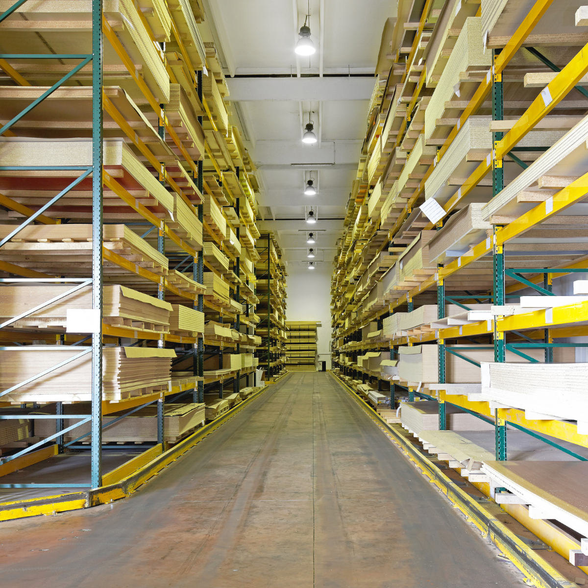 Een modern wit huis met veel ramen en een balkon.