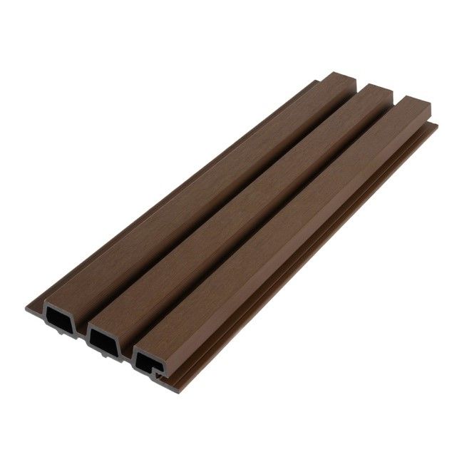 Een stuk bruin plastic dat op hout lijkt