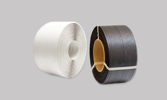 Dos rollos de cinta de fleje están colocados uno al lado del otro sobre una superficie gris.