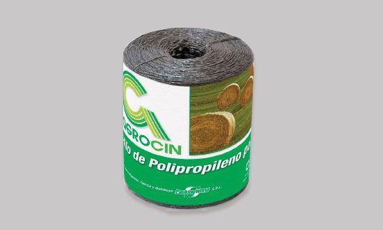 Un rollo de cuerda reposa sobre una superficie gris.
