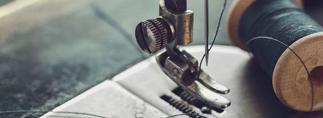 Tecnico specializzato al lavoro su una macchina da cucire nel laboratorio interno.