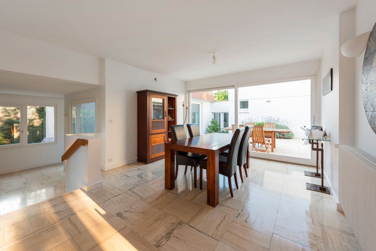 Salle à manger avec table