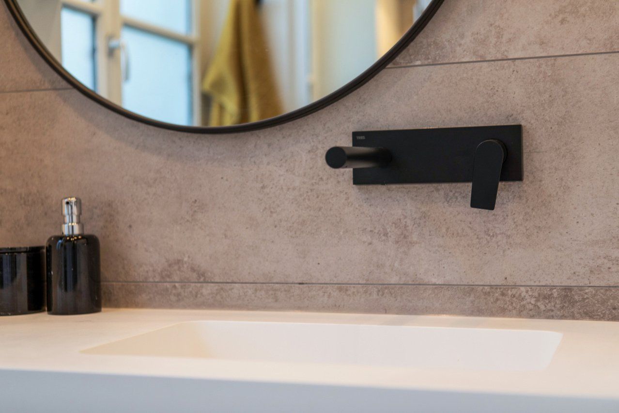 Détail vasque et miroir dans une salle de bain après travaux