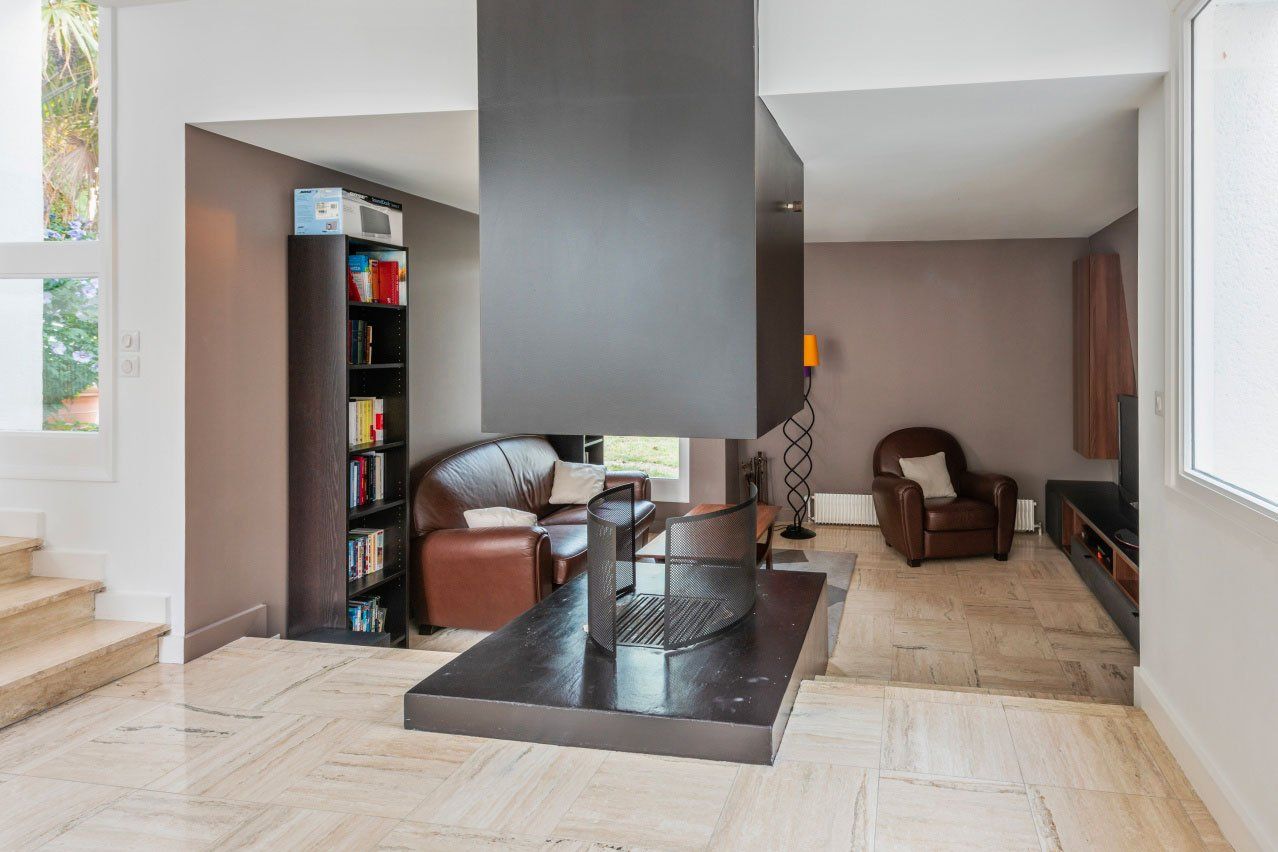 Aménagement d'intérieur avec cheminée