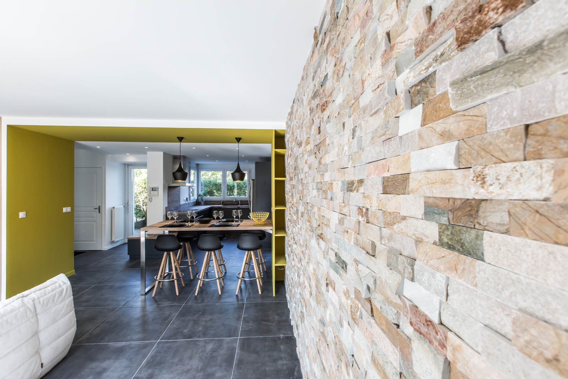 Mur du salon avec pierres apparentes