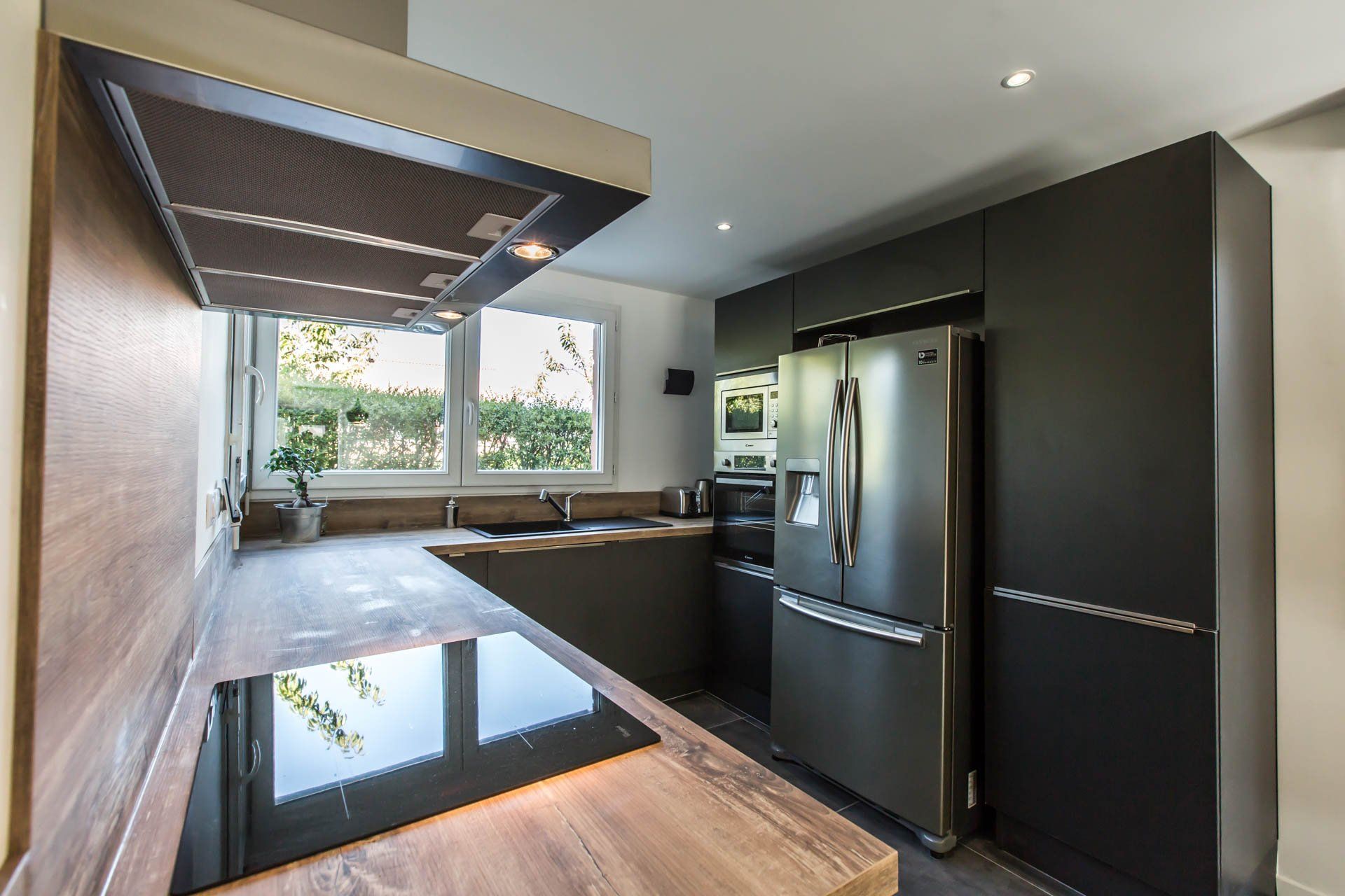 Cuisine aménagée avec réfrigérateur américain