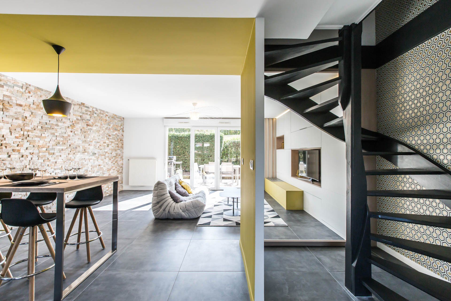 Escalier en bois dans la maison rénovée