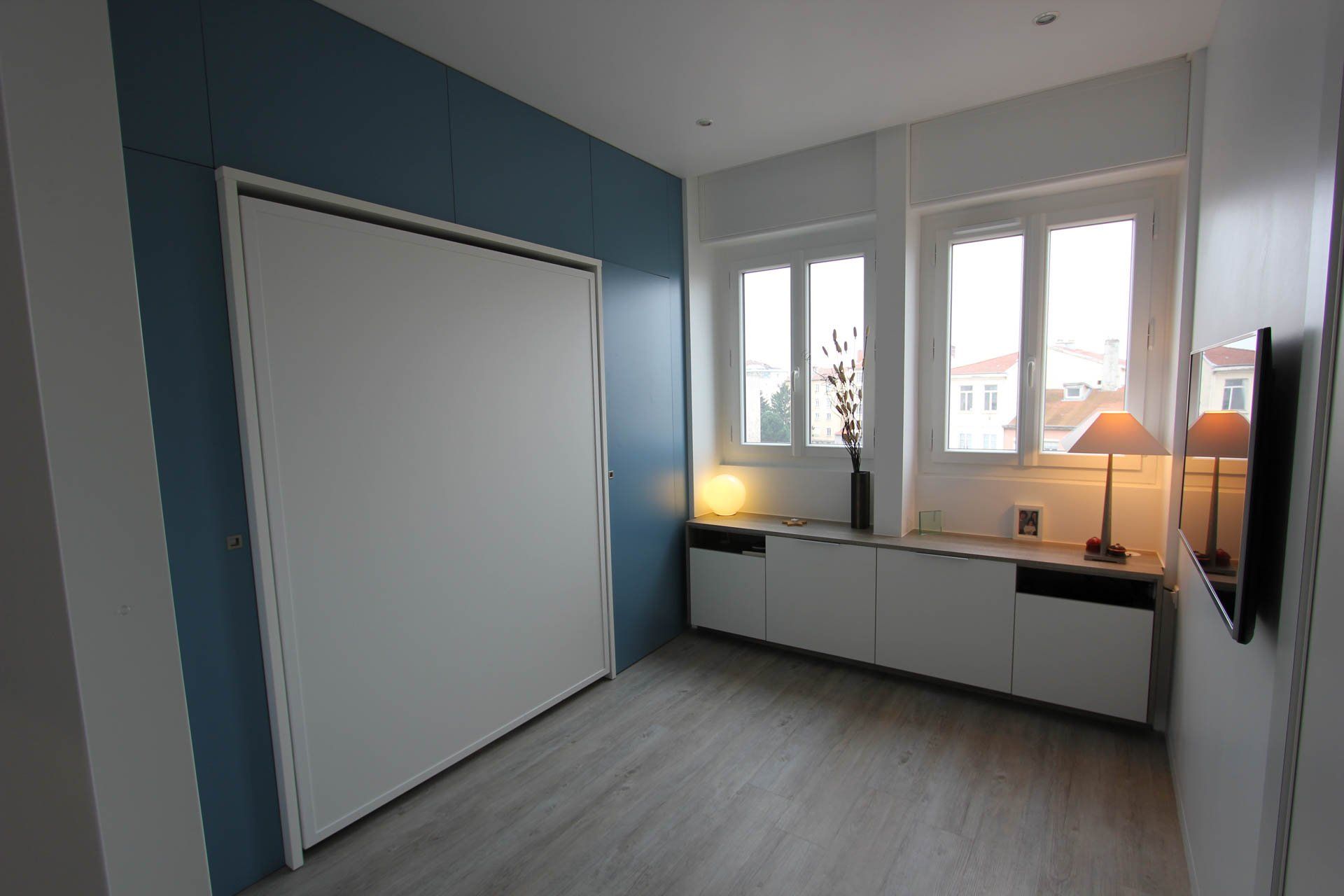 Chambre d'amis avec lit intégré dans le mur