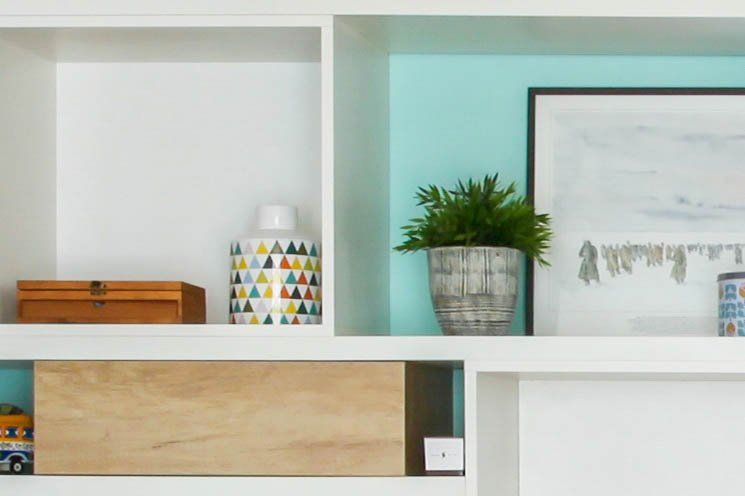 Bibliothèque sur mesure blanche et bleue