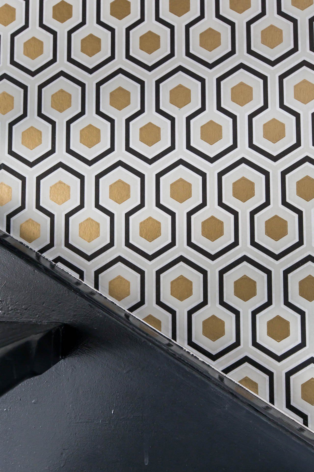 Pose d'un papier peint graphique jaune, blanc et noir