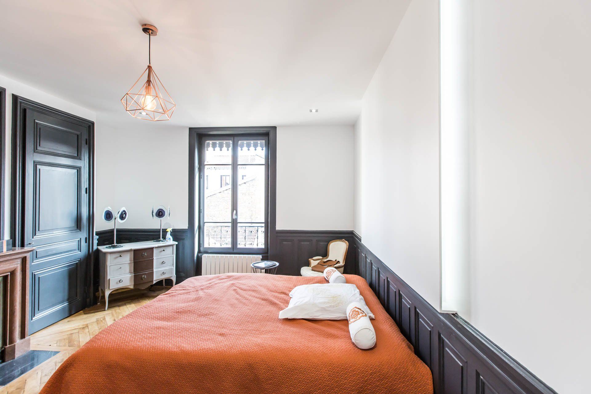 Modernisation de la chambre à coucher avec peintures noir et blanc