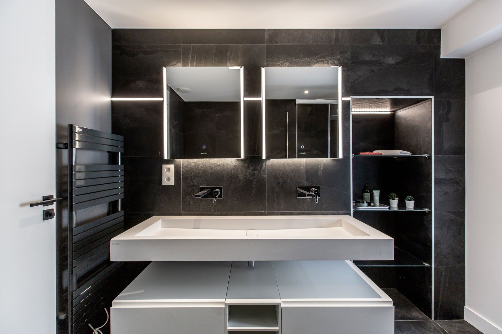 Salle de bain moderne après travaux suivis par l'agence d'architecture intérieure Atelier OCTA