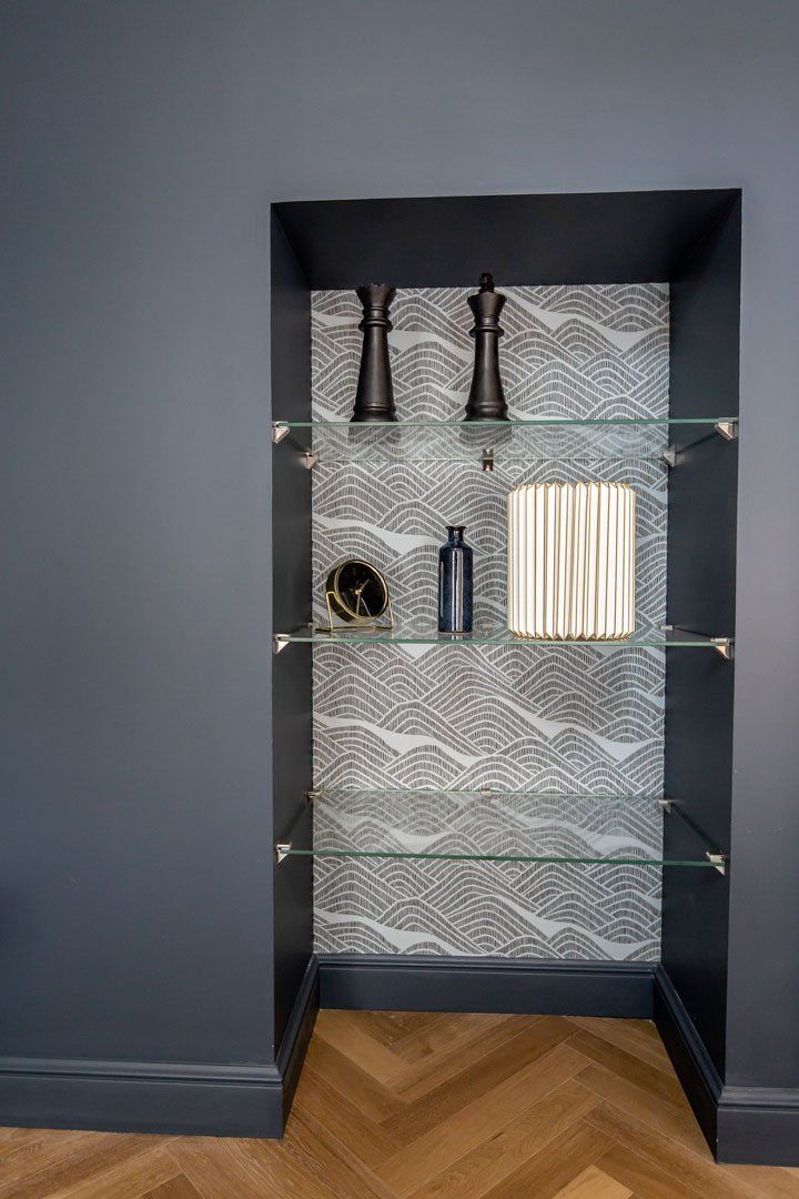 Rangement et décoration de la chambre avec papier peint graphique