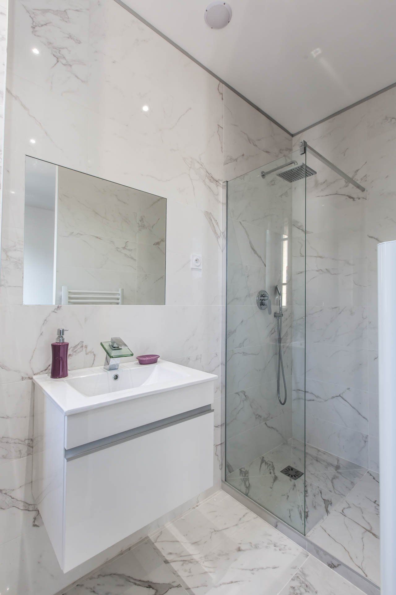 Salle de bain rénovée avec matériaux haut de gamme