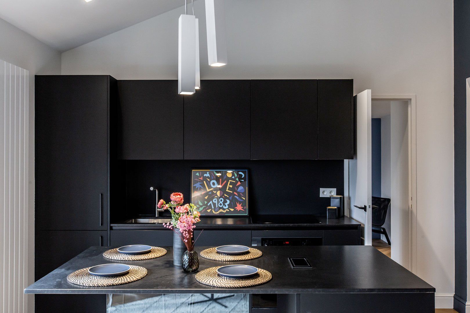 Cuisine noire agencée avec ilot central