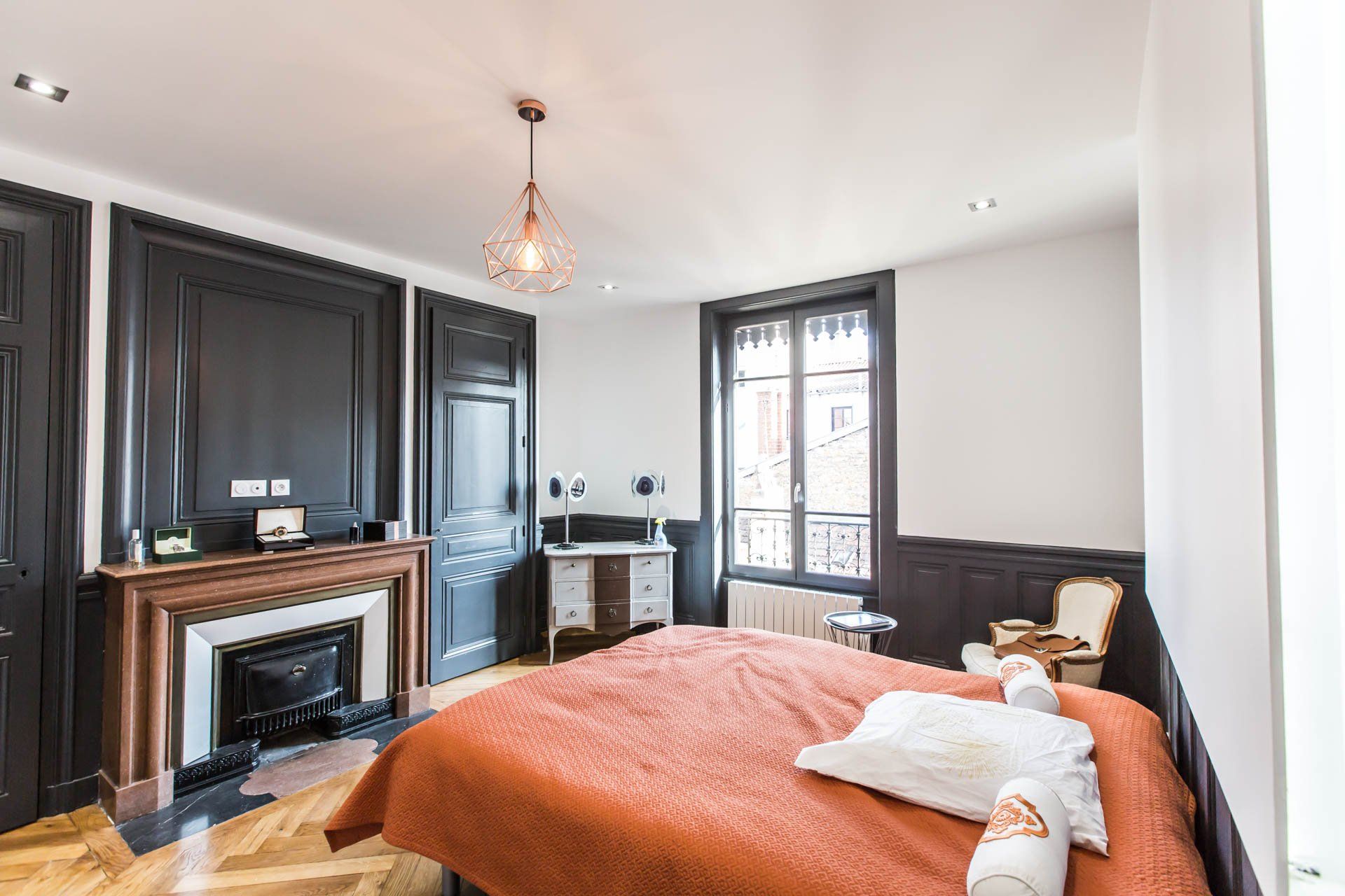 Chambre avec rangements sur mesure