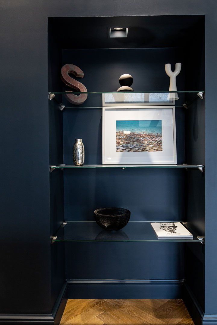 Décoration de l'appartement avec un canapé vert en velours