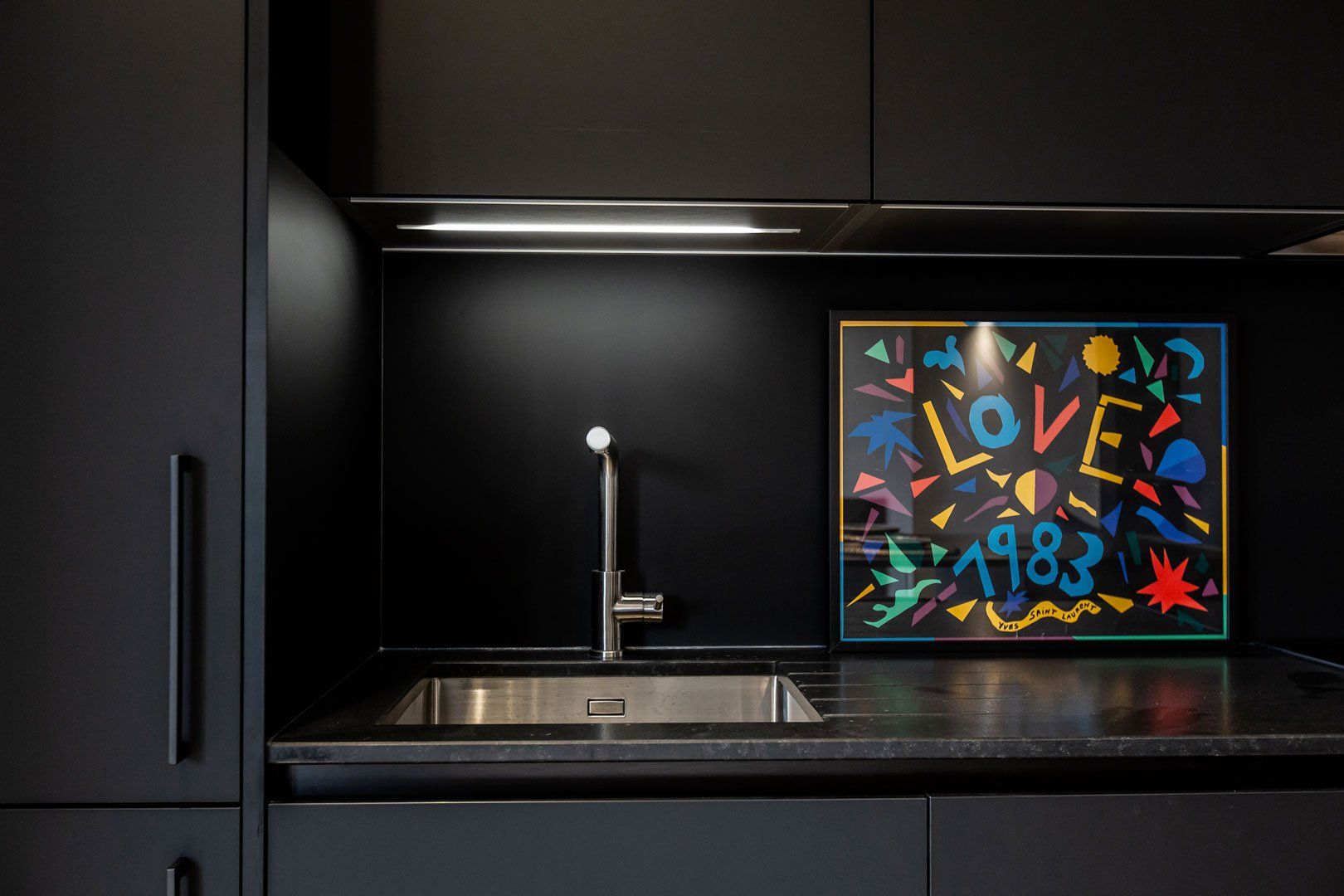 Cuisine noire avec évier intégré