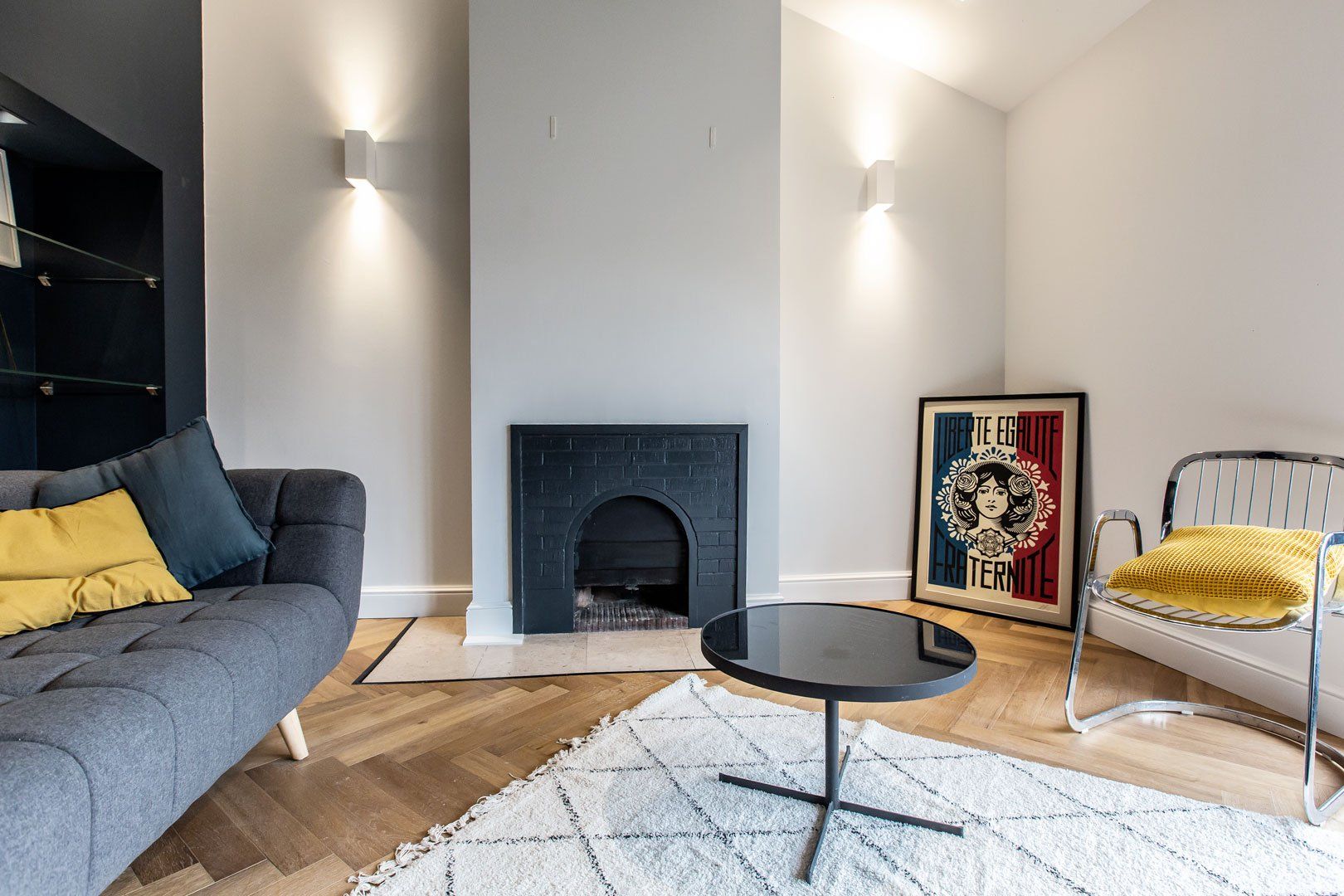 Décoration d'un salon avec canapé et tapis berbere