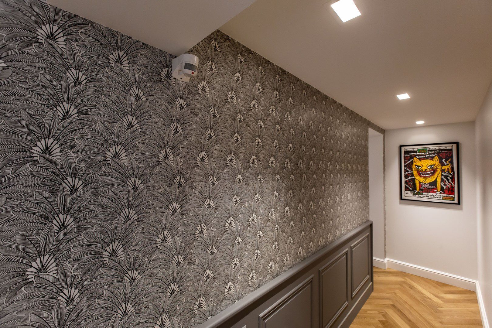 Couloir avec pose de papier peint grpahique