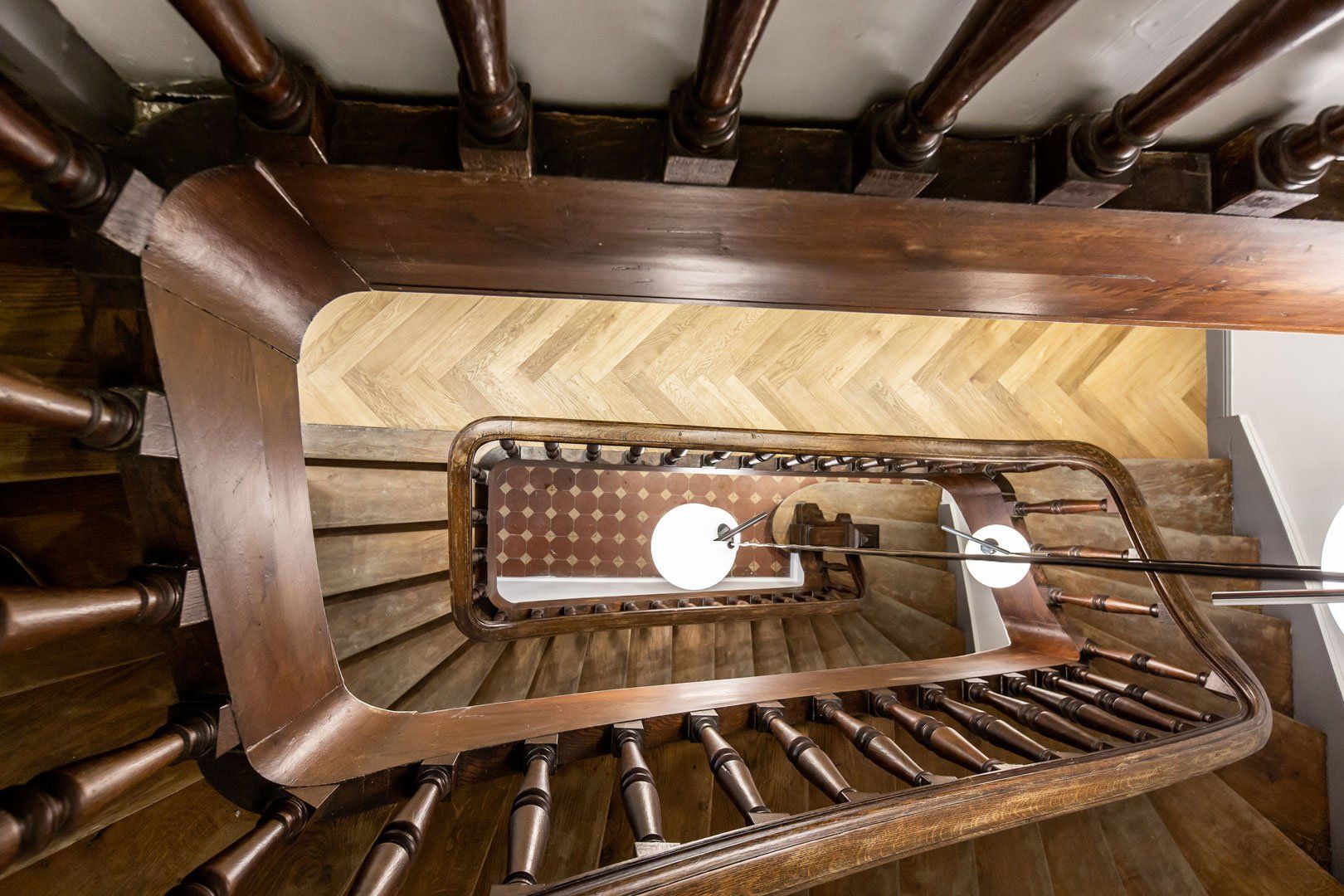 Escalier central d'époque vue de haut