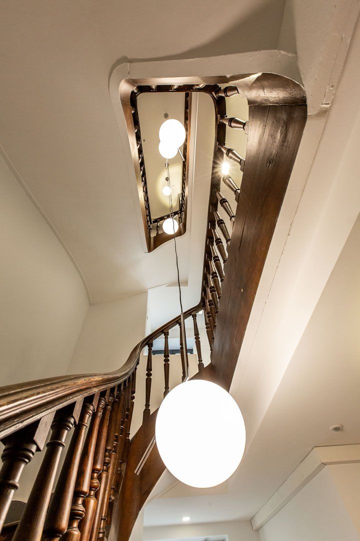 Escalier central de l'hôtel particulier après rénovation