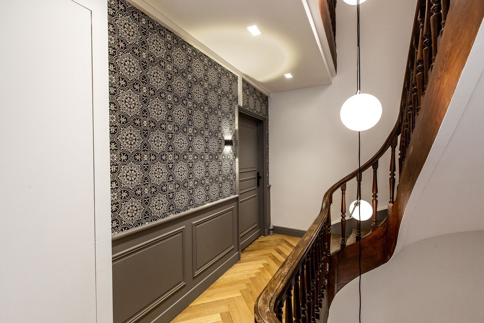 Cage d'escalier rénovée avec lustre pendant