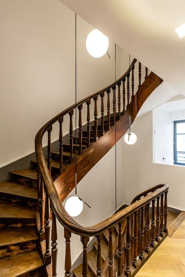 Escalier en bois rénové à Lyon