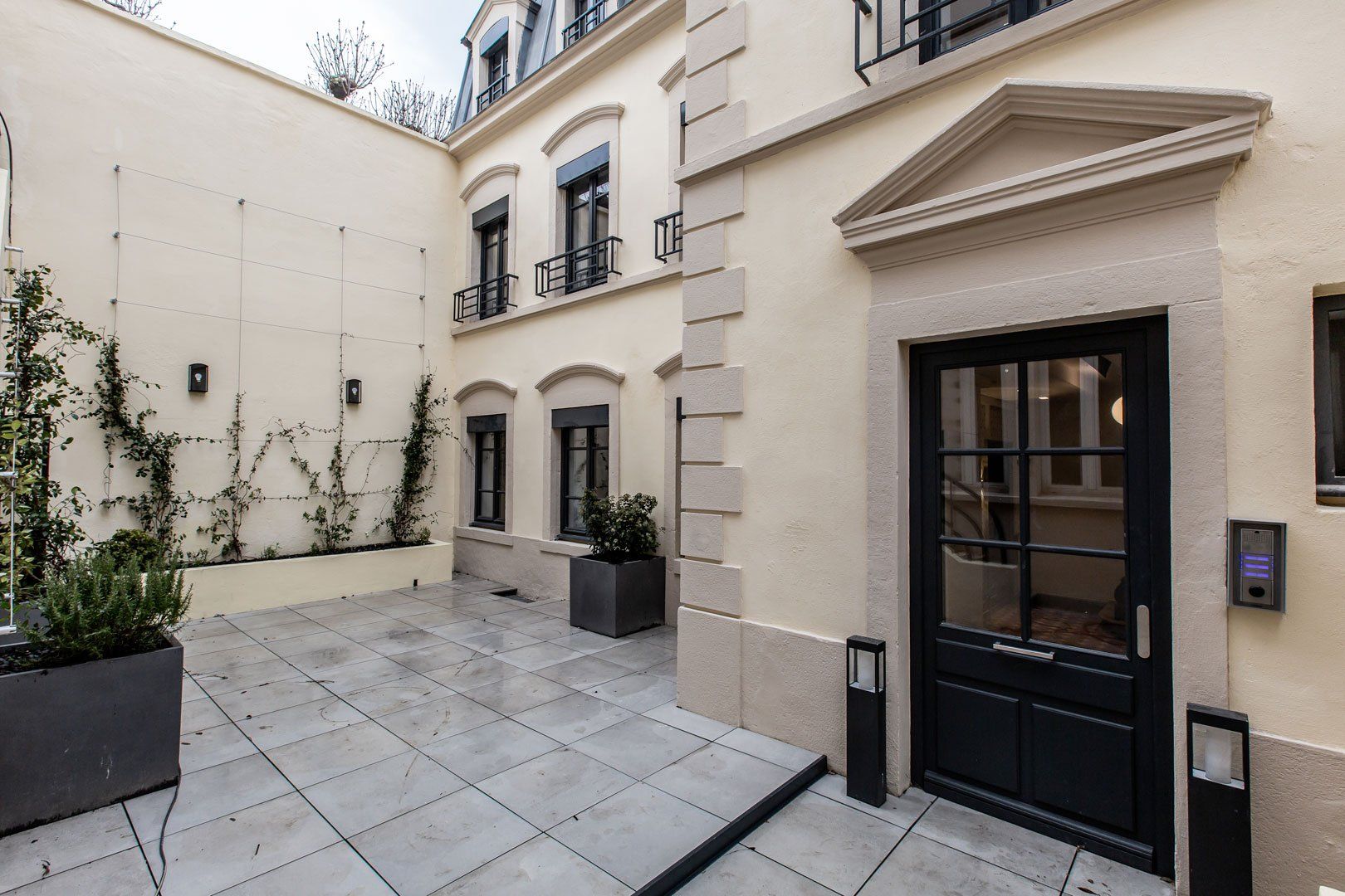 Cour intérieure devant l'entrée de l'hôtel particulier à Lyon