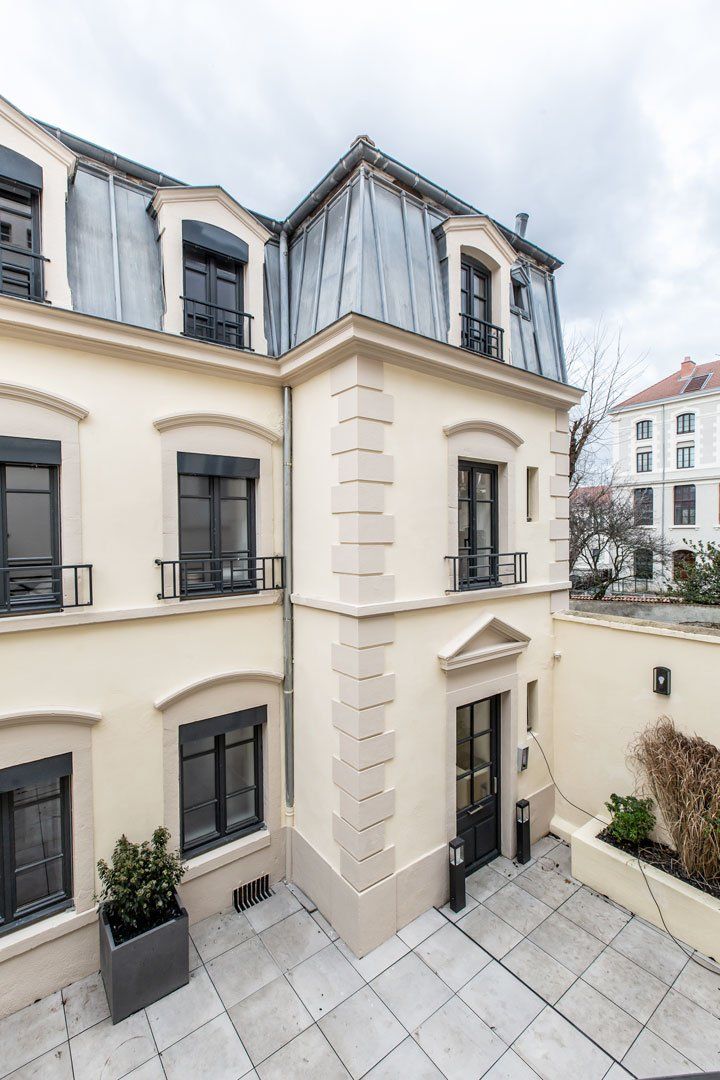 Façade et toit de l'hôtel particulier après travaux des entreprises