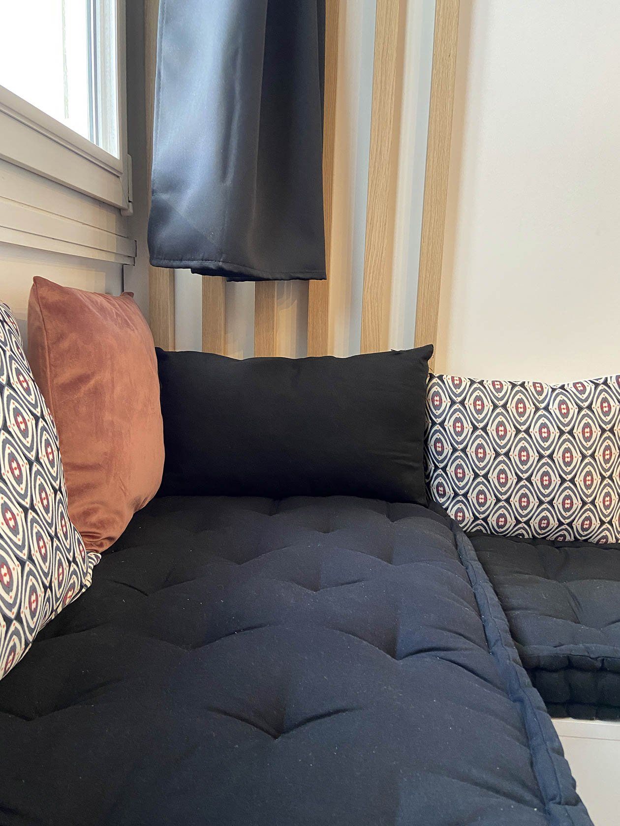 Espace salon aménagé avec canapé et coussins